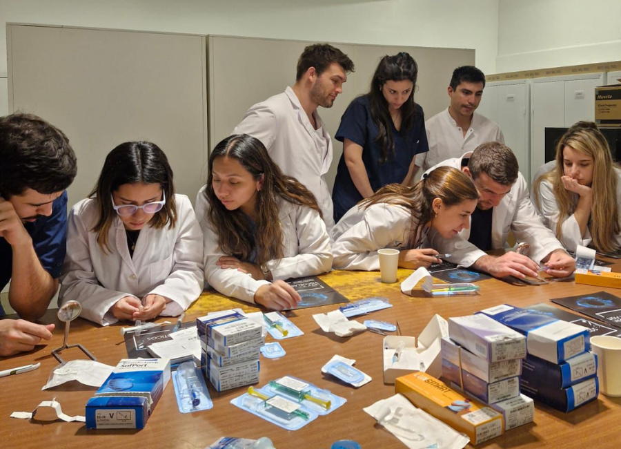 Capacitación en Lentes Intraoculares para Residentes del Centro de los Sentidos